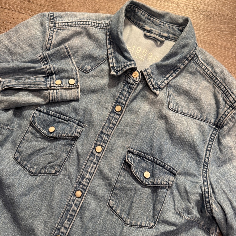 Gap 1969 Shirt Women M Blue Denim 100% Cotton Western Pearl Snap Rodeo Cowgirl